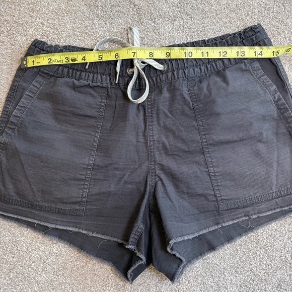Vuori Women’s XS Gray Pull-On Shorts Elastic Waist Lightweight Active VGUC - Picture 2 of 7